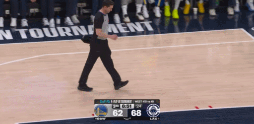 罕见！裁判中途伤退了！今天快船队与勇士队的附加赛对决，第三节8分51秒，当值