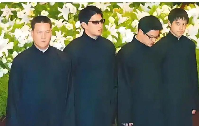 这张照片拍摄于2004年，蒋介石的儿媳，蒋经国之妻蒋方良病逝，她的四个孙子在祖母