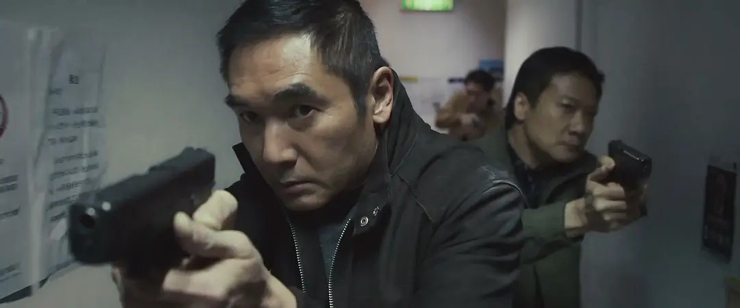 《火拼》：我竟然能给个7分。网络大电影《火拼》是今年春节看到的最令人意外的港式警