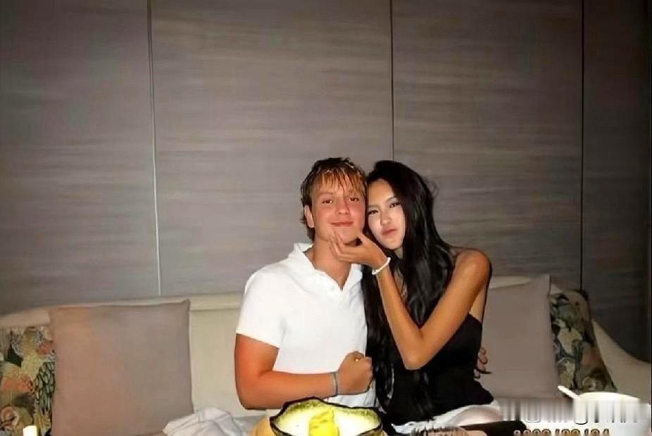 钟丽缇的小女儿考拉在社交平台上高调秀出了男友。16岁的小丫头跟男朋友搂搂抱抱，姐