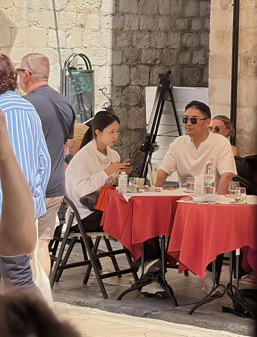 网友在芬兰偶遇刘强东和一位女士在一起喝饮料，于是就拍来了下来。没有想到的是，评论