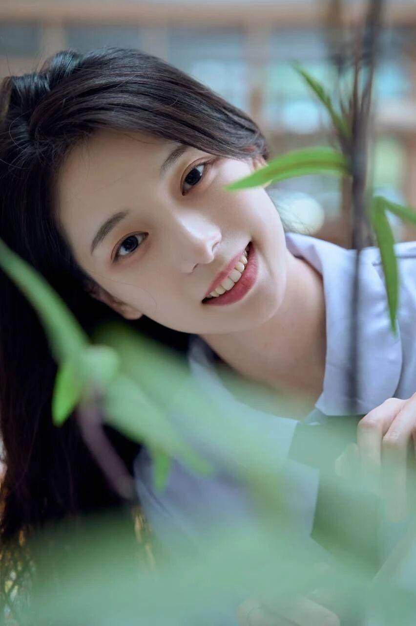 阳光下的微笑，自然清新的美少女感笑容