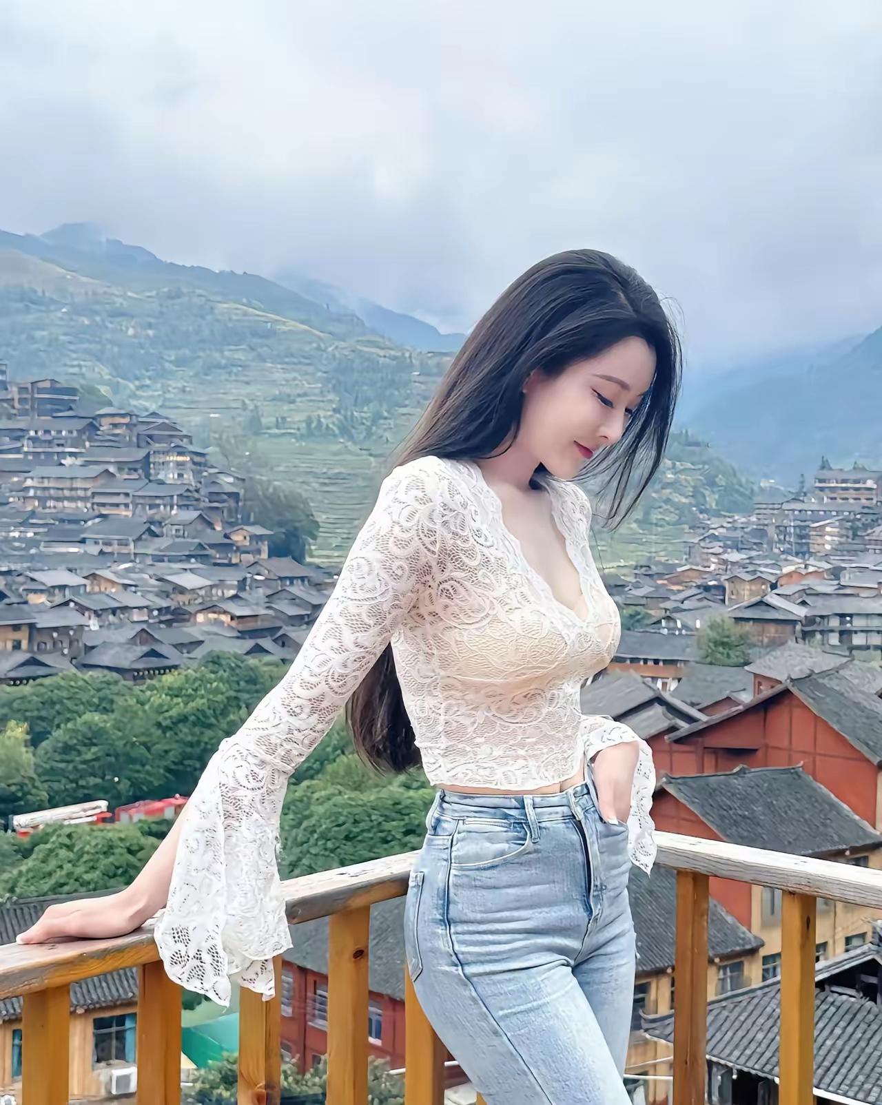 “山间小镇的浪漫时光”🏞️💃