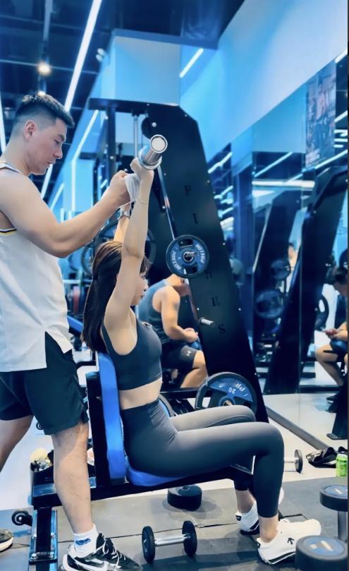 一位健身房的教练酒后吐真言，他说:“女生还是尽量选女教练吧，因为一个女人跟肌肉