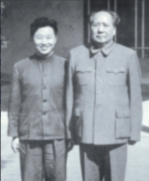 1976年9月9日，当一男子得知毛主席逝世后，当即便拿起剪刀，直接冲向了毛主席的
