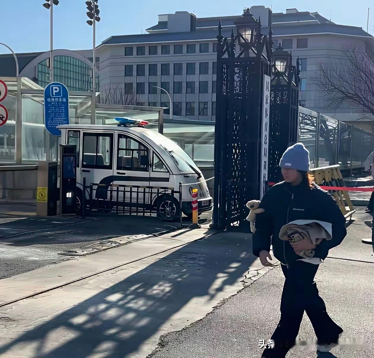 近日，全红婵现身国家体育总局训练基地的画面引发网友热议，这位跳水小将时隔半年多重