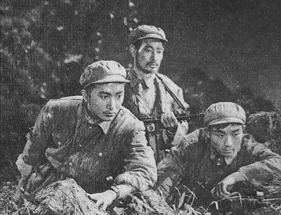 1949年，3名侦察员误入一间破旧牛棚，一名战士刚躺下，突然一阵疼痛，伸手往草堆