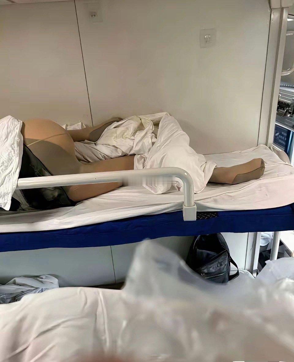 有网友说，是在火车上看到的。很尴尬，很纠结，要不要提醒一下她。​​​