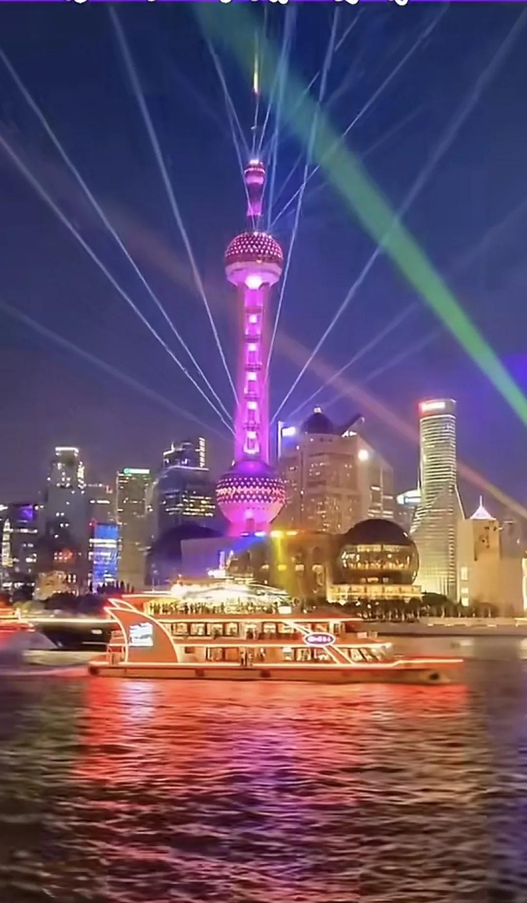 乘坐东方明珠塔上的电梯，在上面眺望下空，繁华的上海夜景尽收眼底风景上海夜登东