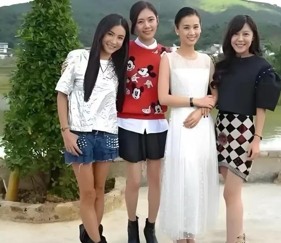 不比不知道，一比吓一跳。那些没有感受到黄圣依美貌的人，看到这张四位女明星的合影