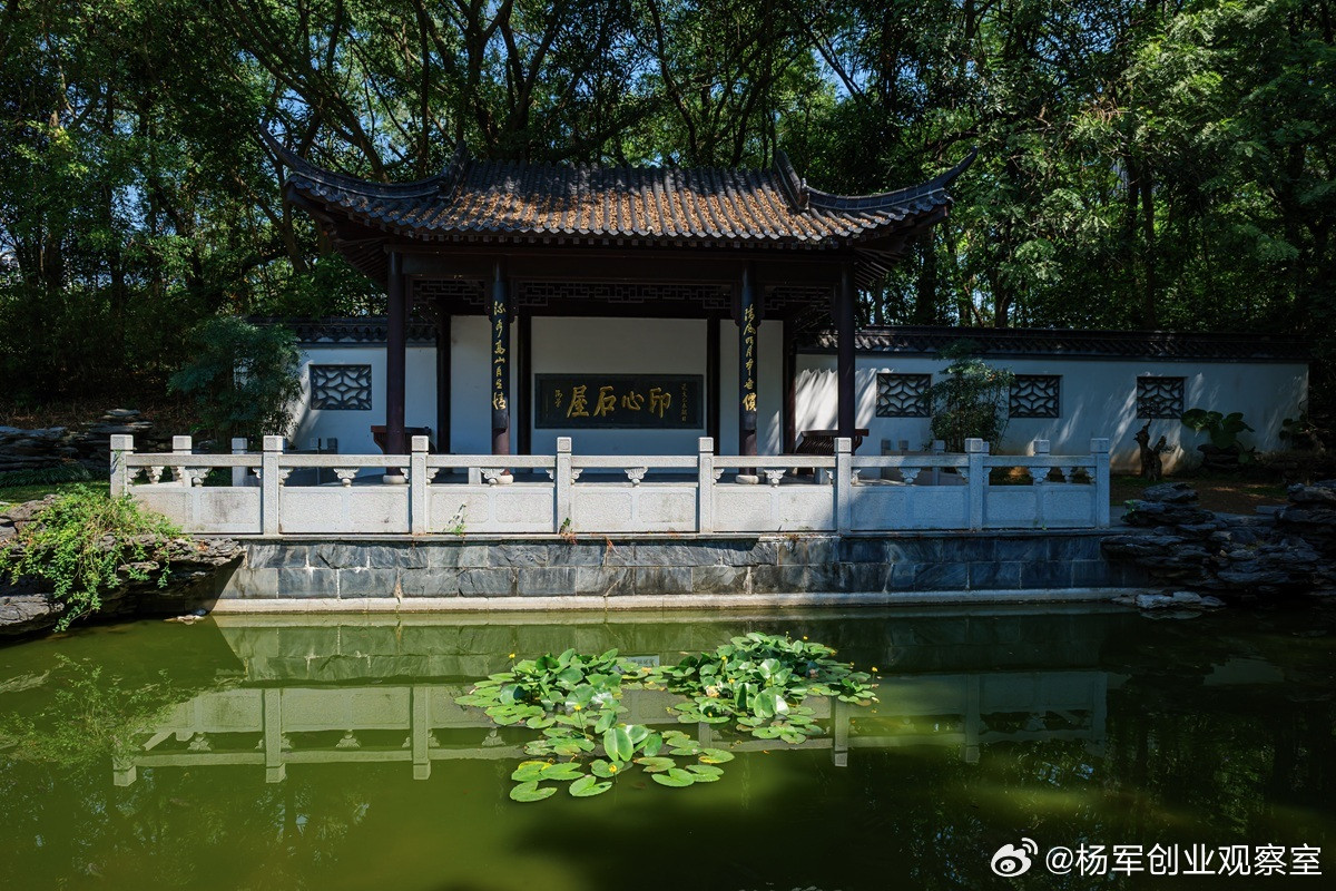 光伏产业的万亿盛宴，补贴驱动已被龙头企业瓜分。第二阶段是技术降本与增效的精准战场