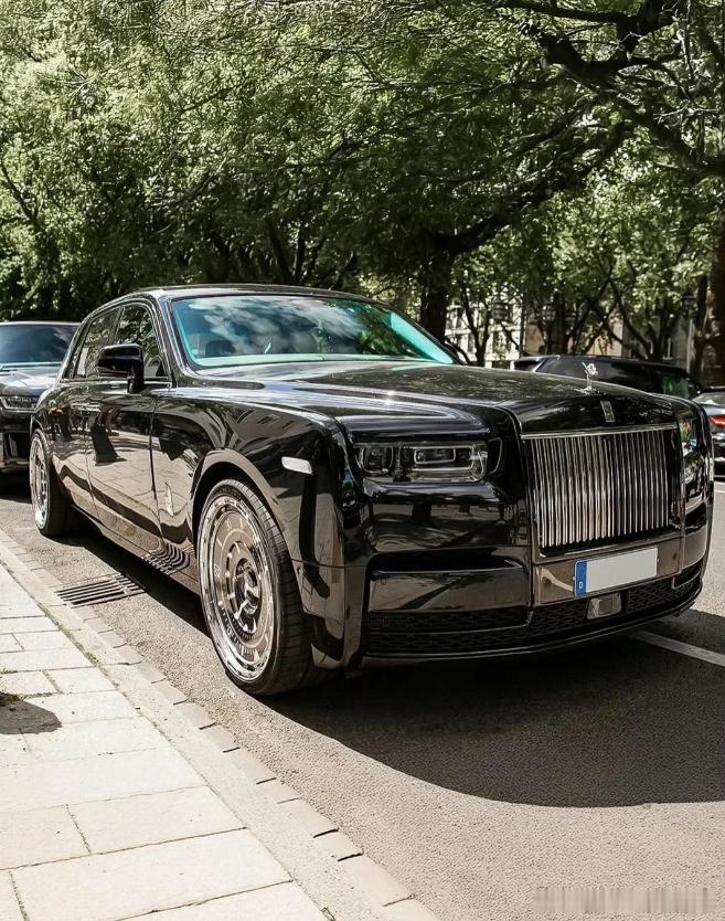 劳斯莱斯幻影＋定制劳力士轮廓，劳字顶满!