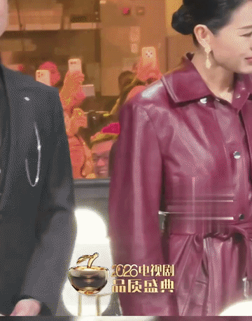 孙俪在娱乐圈地位可见一斑，比她还大了三岁的胡杏儿竟然对她那么殷勤友好，照顾有加，