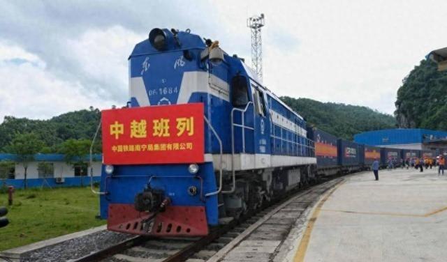 越南突然背弃中国，签下历史性协议后对中国“出手”！重税关卡全面封锁转口贸易，特朗