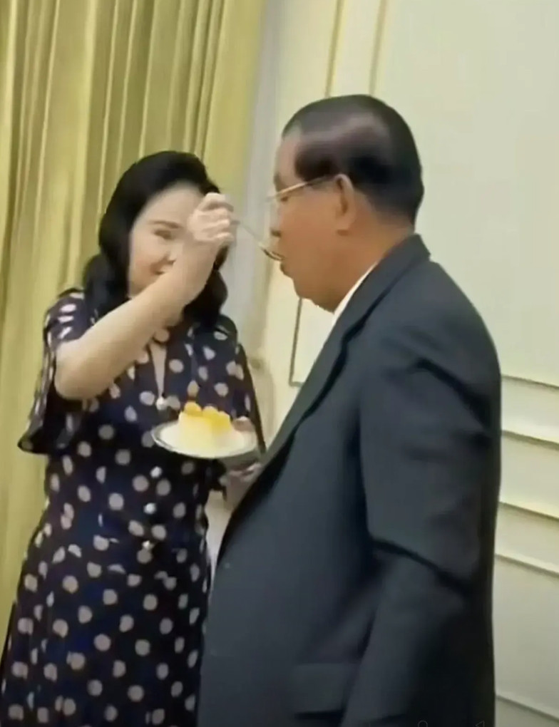 泰，柬双方冲突时，好多人都猜，洪森家族怕了！他大儿子两天头发都白了！一夜之间苍老