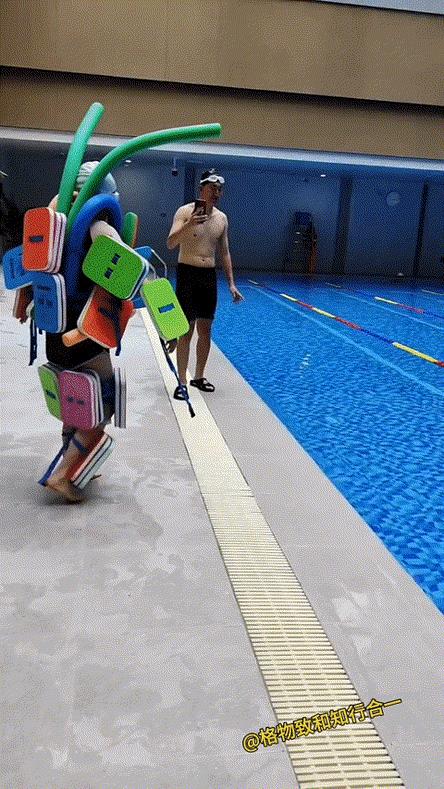 游泳教练：下课之后我把学费退你