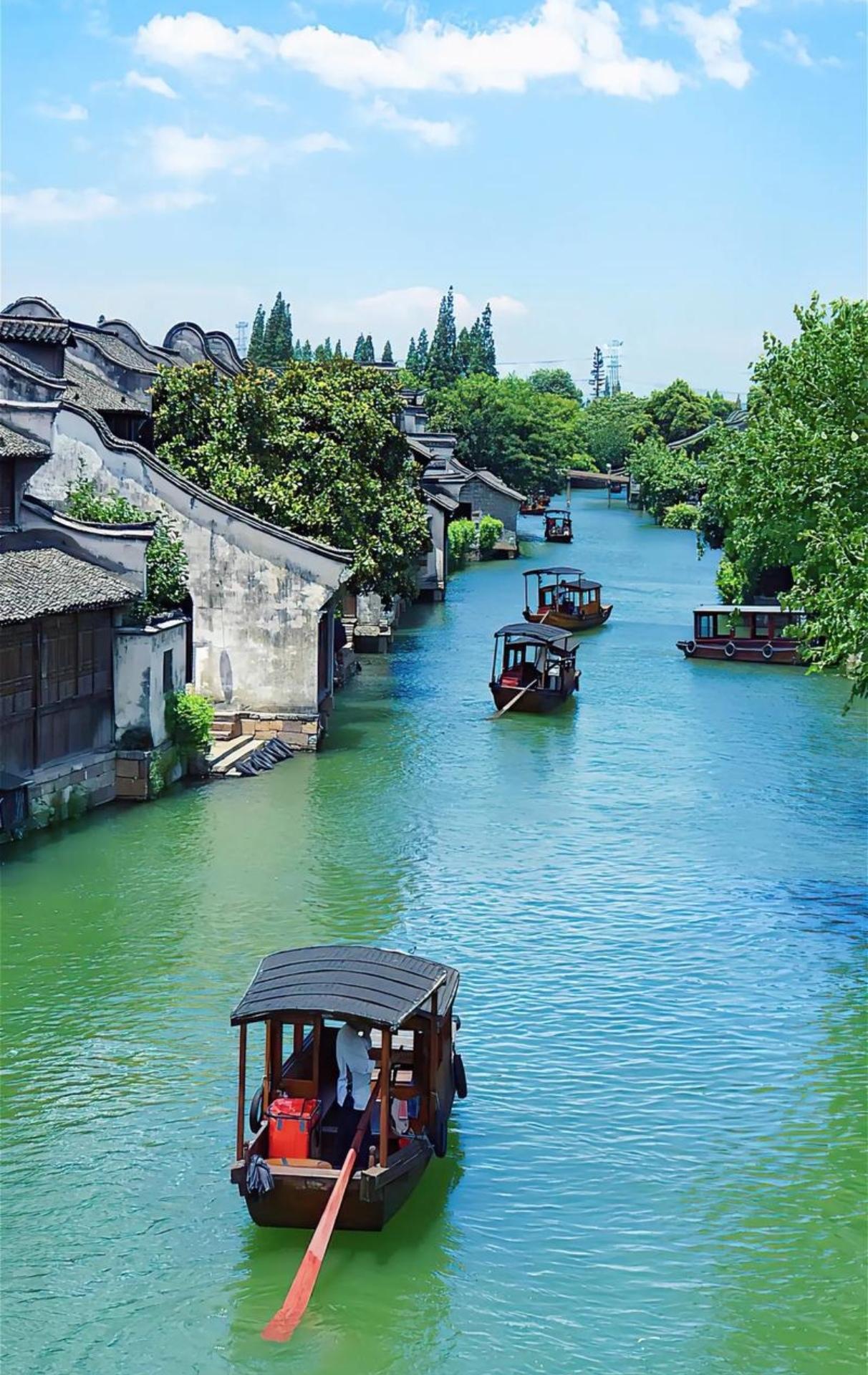 流水绕城巷，乌篷摇醒江南旧梦。白墙黛瓦临水而居，青石板路蜿蜒曲折，藏着水乡独有的