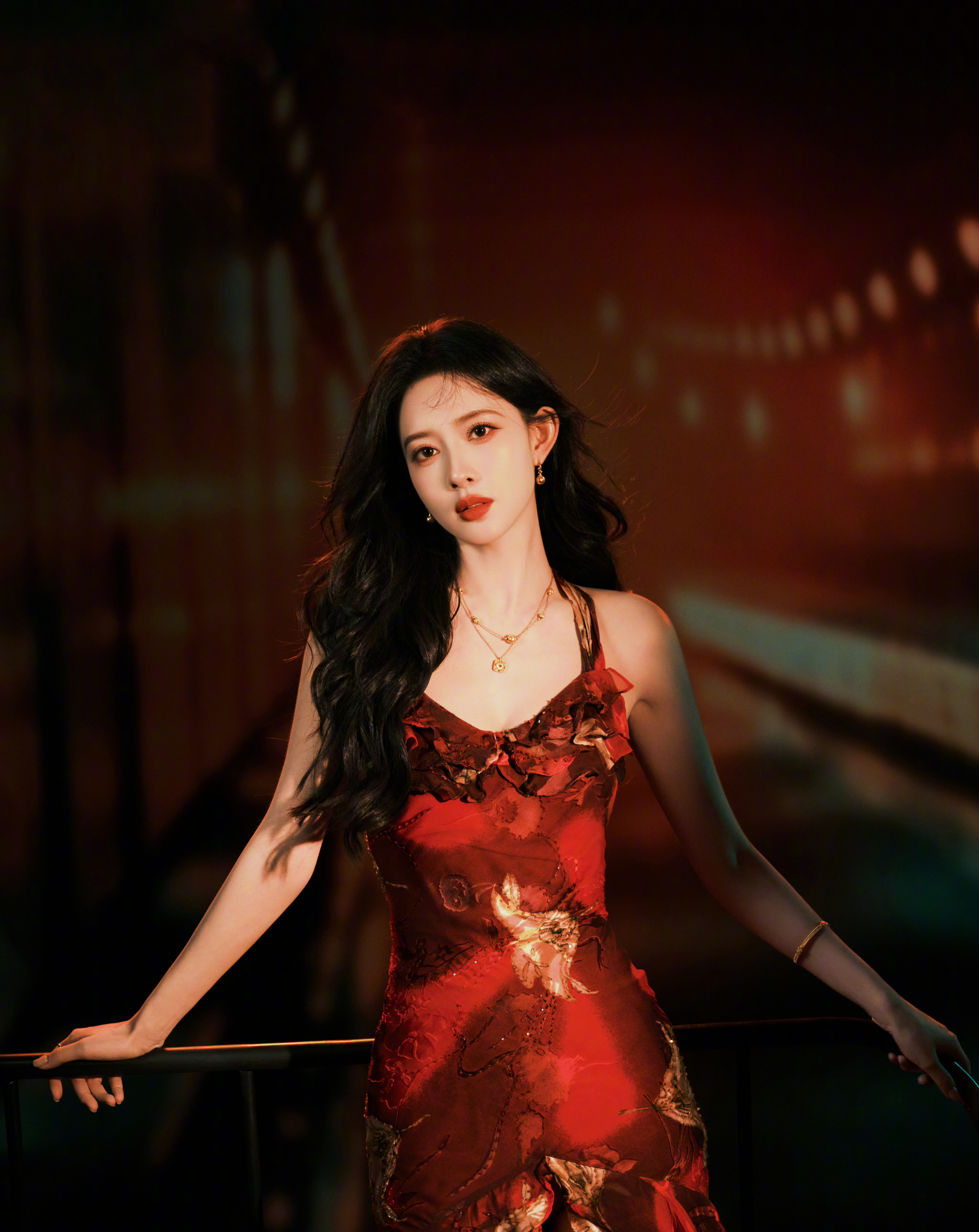 孟子义出镜《你好星期六》最新一期。NinaAustinVintage红色渐变