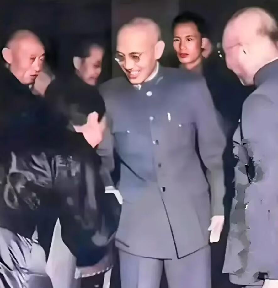 杜月笙作一生最不痛快的事，就是蒋介石对自己的用完即弃，为此他拒绝去台湾，甚至自喻