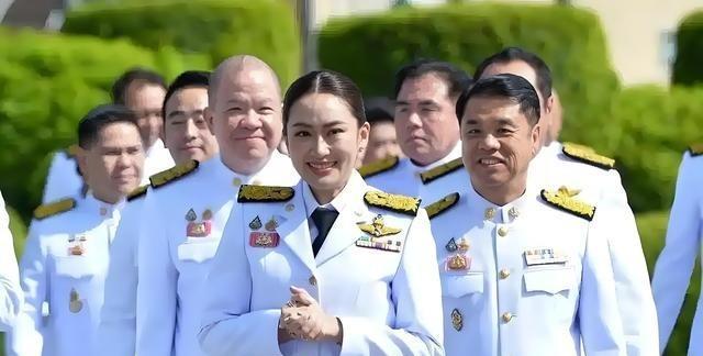 他信家族出手，在为佩通坦复职做最后的努力了。当地时间8月10日，据泰国媒体报道，