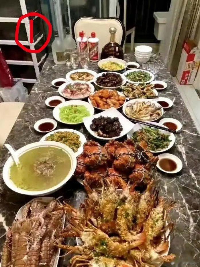 长桌和圆桌～～我觉得圆桌吃得舒服！​​​