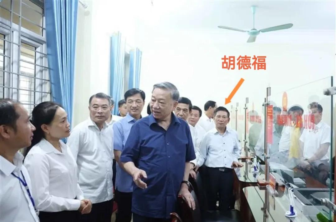领导的着装是一门学问！苏林到奠边省斯帕聘乡视察新的政治体系运作情况，从现场可以看