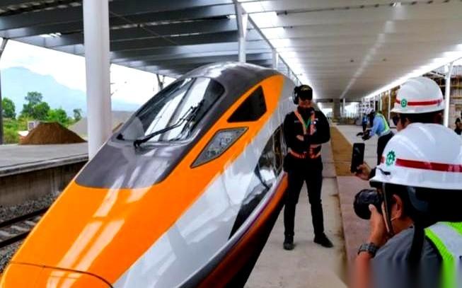 墨西哥那个300亿的高铁订单，刚签完3天，一张纸就飘了过来：合同作废。按规矩，