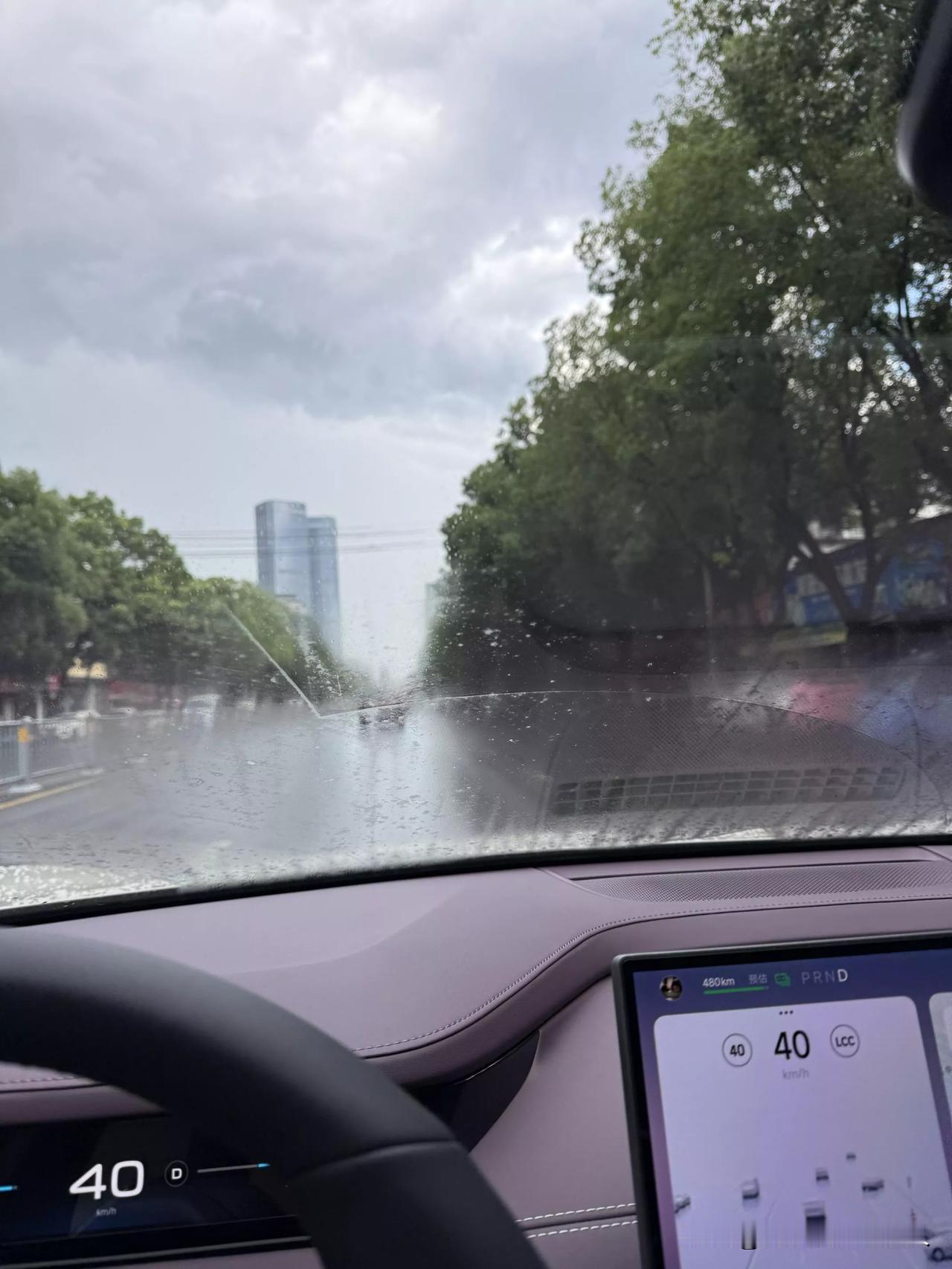 刚开车从隧道出来，挡风玻璃突然全是雾气，啥都看不清！这已经不是第一次了，之前