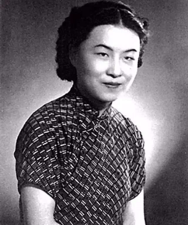 1998年，杨绛的女儿和丈夫钱钟书相继离世，87岁的她过起了独居生活。88岁的费