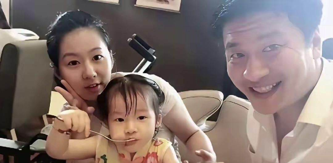 李丽婧在自己的社交账号上敲下了一段文字。她否认了离婚，否认了再婚，感谢了关心，