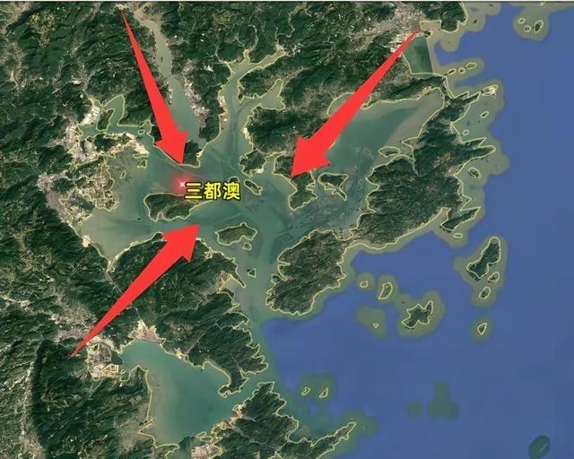 中国发现一个能停靠上百艘航母的深水港，位置太关键了！你敢信吗？在咱们国家的东南沿