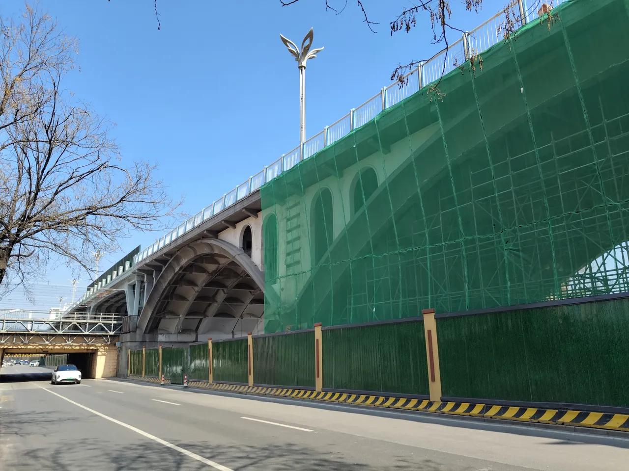 济南天桥正在大修当中，希望修好后不要把桥下出租开店了。我记得当年天桥底下被