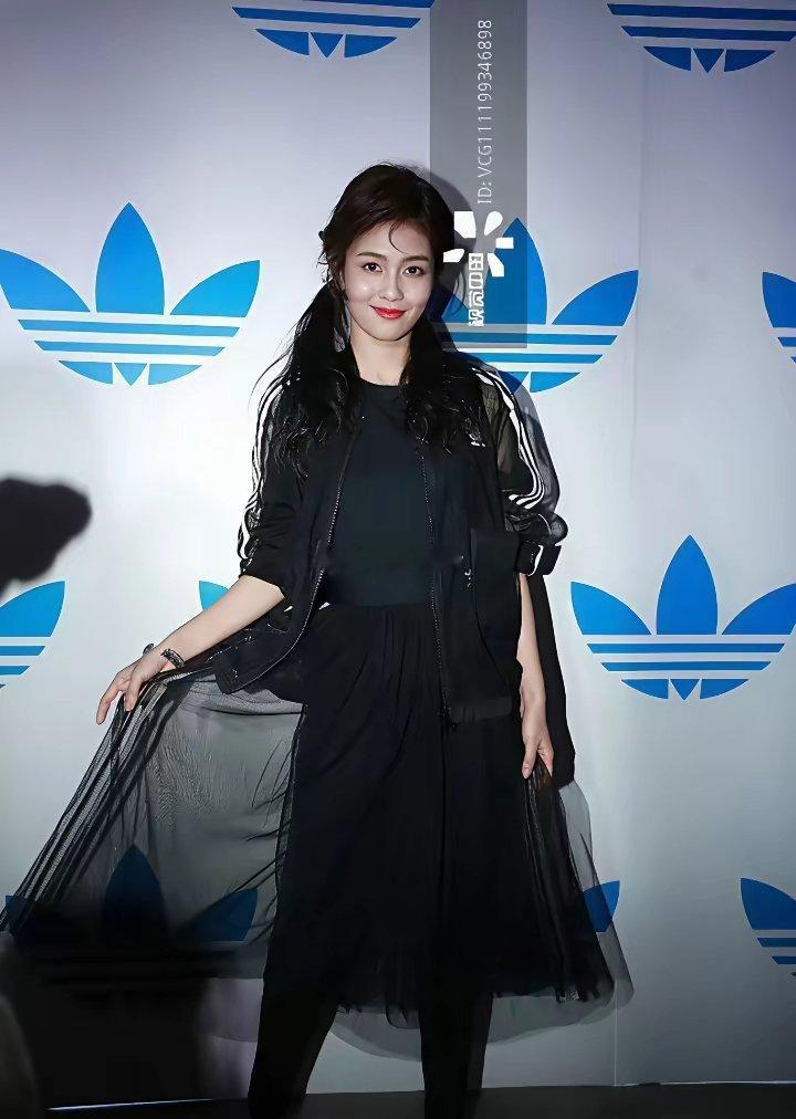 白鹿把阿迪穿搭的很高级