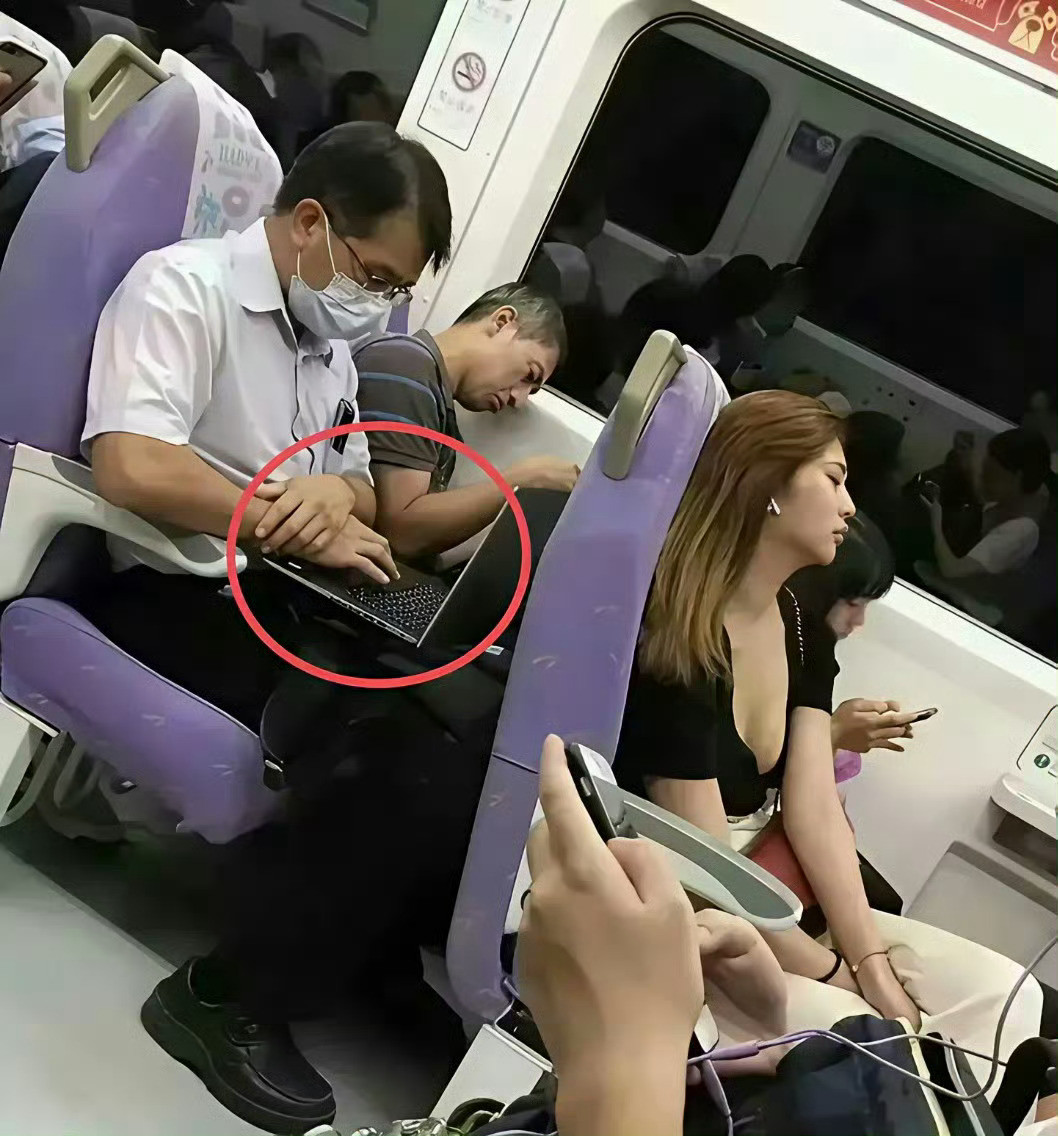 你们发现没？每次坐高铁上总能在高铁上碰见拿笔记本电脑办公的人，这些人特别敬业，即