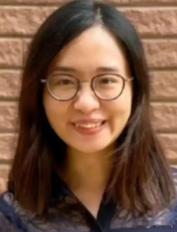 2022年，乱港分子何依琼，决定从香港移居至英国。然而，仅在抵达英国之后仅过了半