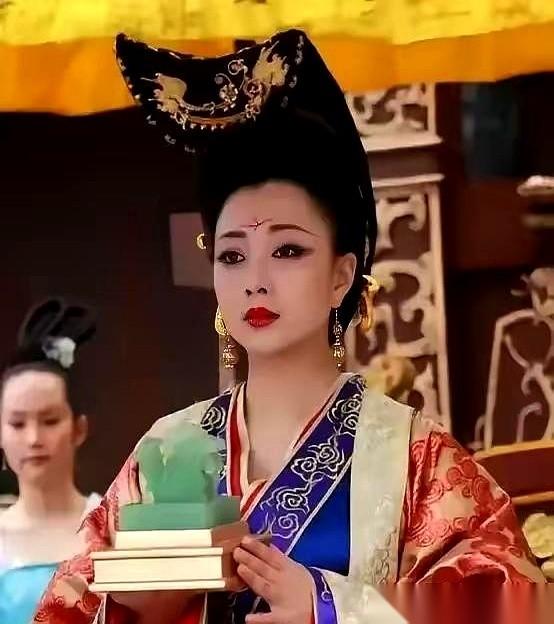 14岁的武则天，第一次侍寝，被几个太监推进了浴房。水汽烫得人脸颊发红，她死死攥