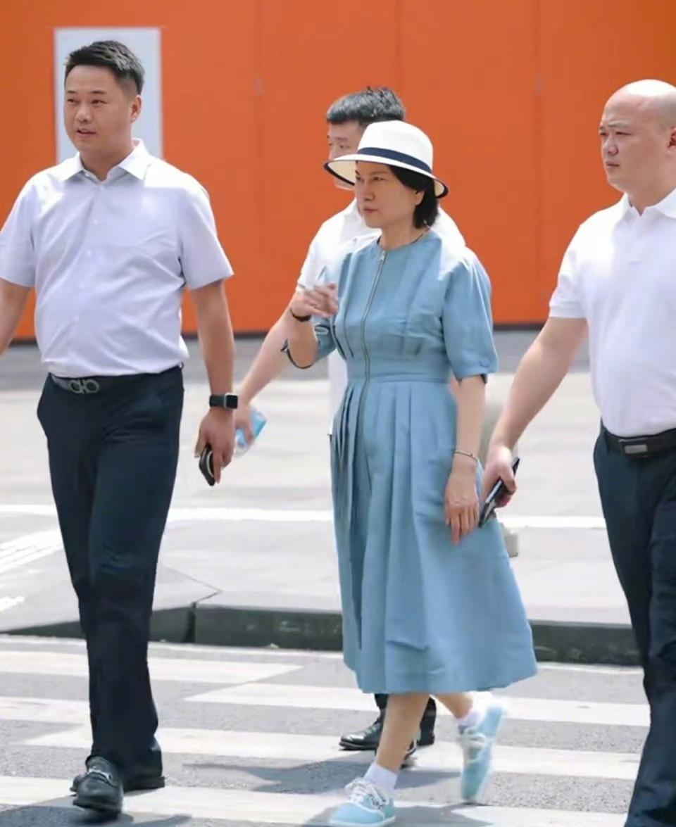 董明珠这状态真绝了！72岁穿浅蓝连衣裙配白帽子，走起路来身姿挺拔、步履从容，完全