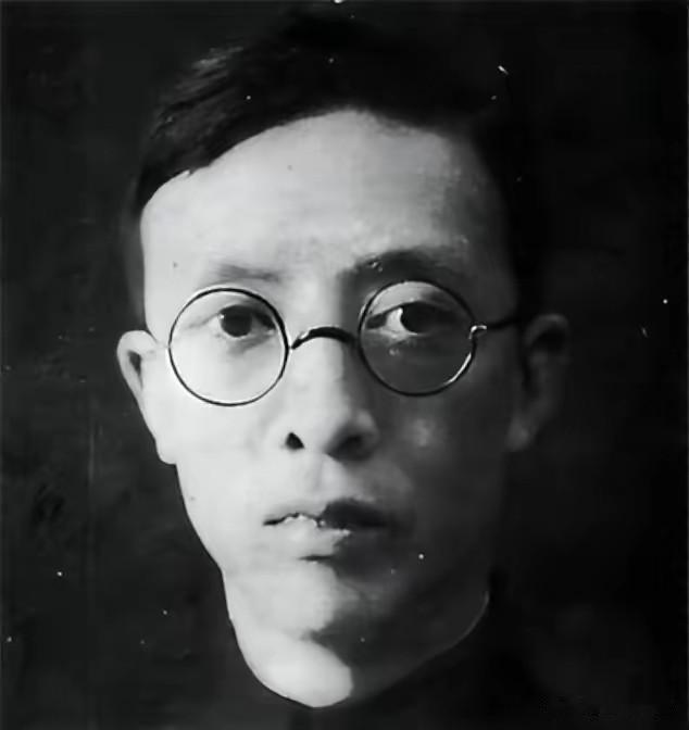 1947年中统特务头子叶秀峰在看到报纸时，被一则广告吸引：“寻找银老太太！”狡猾