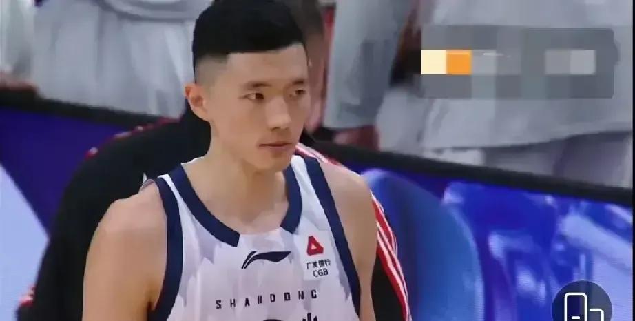 三个人，防不住一个菜鸟。昨晚山东高速的战术板核心，就是用三个后卫车轮战锁死北