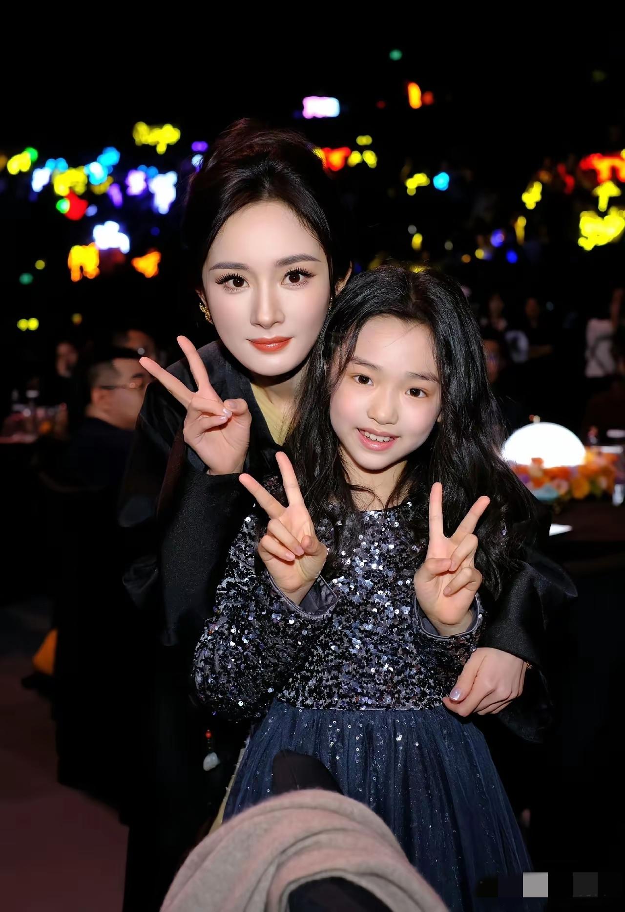 爱奇艺尖叫之夜最大的赢家应该是董璇的女儿小酒窝，简直是团宠呀，太招人喜欢了。无论