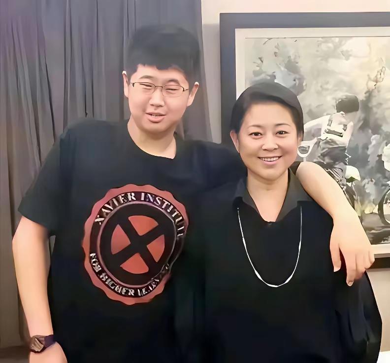 王铎：倪萍的儿子27岁了她的儿子，小名虎子，现在是美国名校的建筑系硕士。
