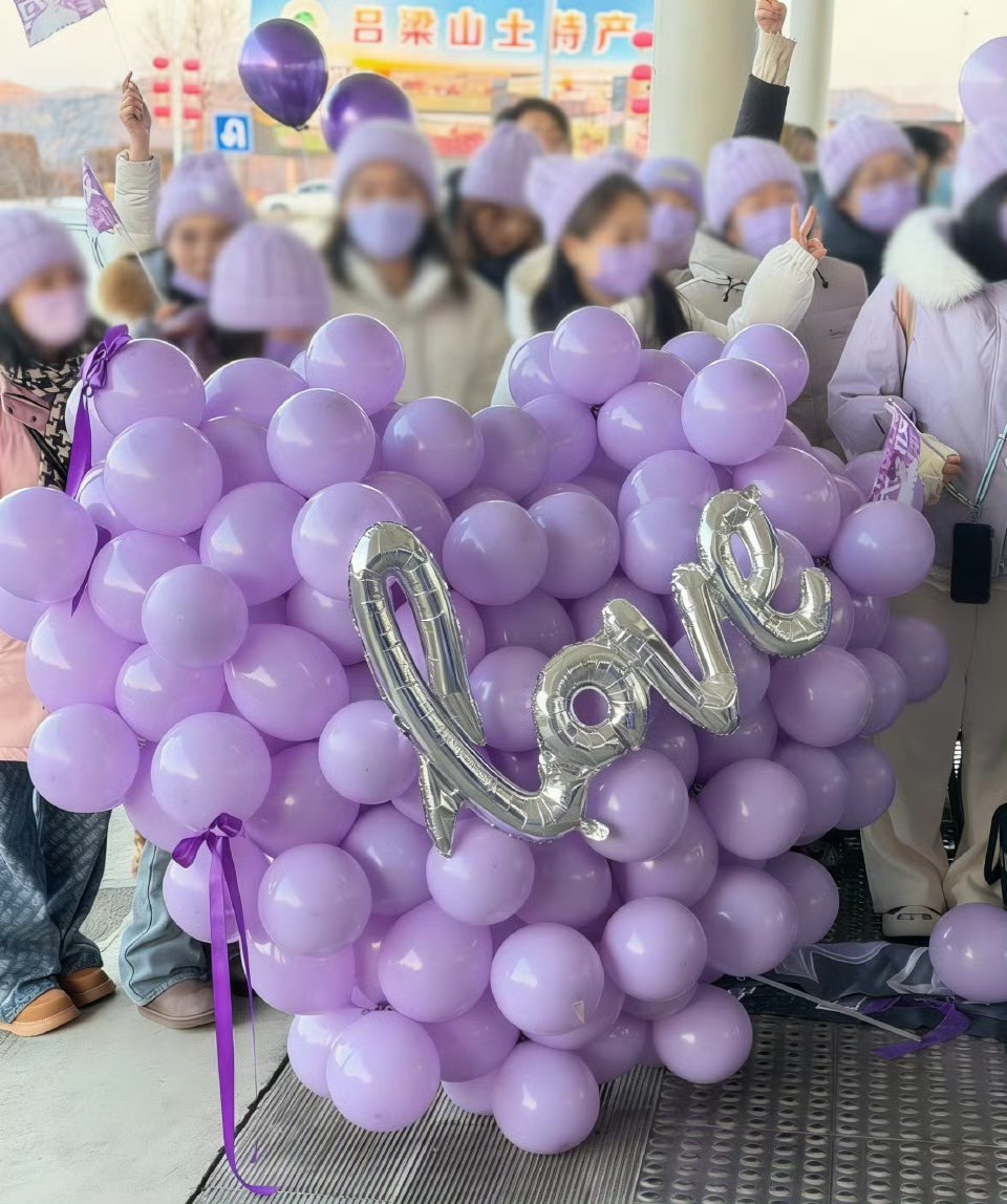 邓为顺利到达进行央视跨年晚会录制，紫色气球好浪漫！期待邓为央视跨年晚会舞台啦