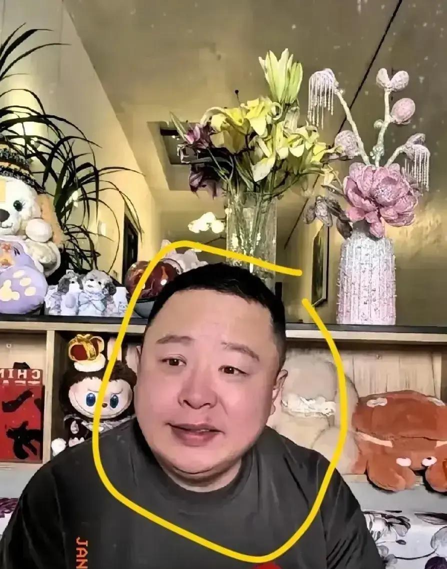 阎鹤祥在朝阳开了个小剧场，叫“祥声”。票不贵，首周三场全满。黑T上场，先自嘲