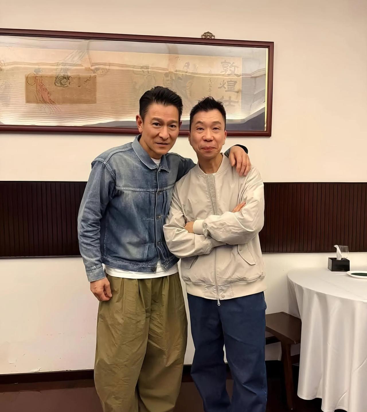刘德华在尼日利亚被偶遇！路人晒出的合照里，他穿的宽松裤子皱巴巴的，好多人猜不是