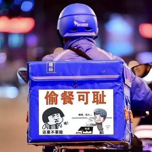 大家好，近日，据大连半岛晨报报道，普兰店区一位外卖骑手在送外卖时，临时停放摩托车