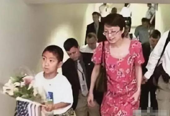 一位手握普林斯顿博士头衔的女研究员，领着5岁幼子，丈夫紧随其后，三口人正要办手续