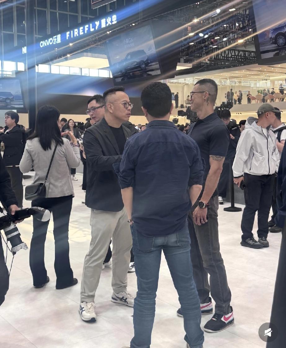 陈震在北京车展不敢去宝马、奔驰等豪华车展区，因为人太多，只到了小鹏展区走走看看，