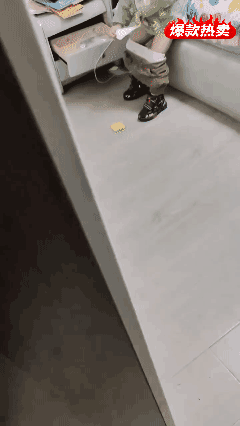 有的事该避开就避开，这下倒好，小孩子自己换尿不湿，学大人换姨妈巾的样子，真是有样