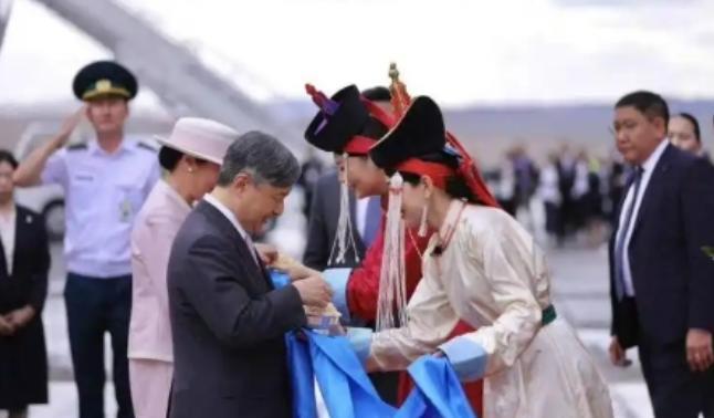 关闭领空！让日本天皇待在蒙古国7月6日，日本德仁天皇与雅子皇后启程前往蒙古国，