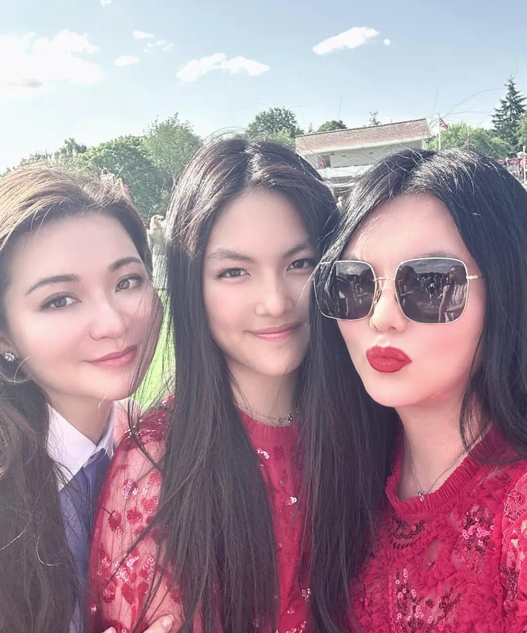 王诗龄最新照片又被骂了！6月16日，李湘晒出最新与女儿在英国伦敦参加聚会的美照，
